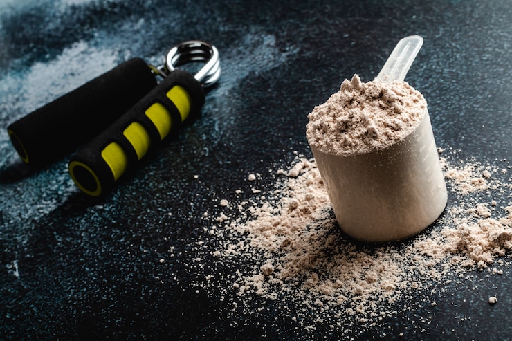 Foto schaufel molkeprotein in. sporternährung.