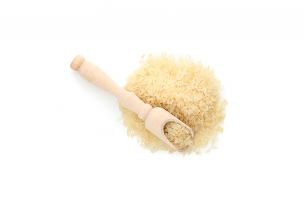 Schaufel und Reis isoliert auf weißer Oberfläche