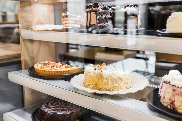 Schaufenster mit köstlichen Kuchen in der Bäckerei