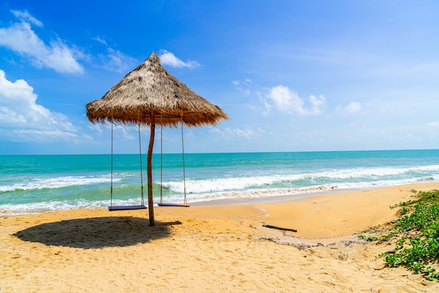 Schaukel am Strand mit Meer und blauem Himmel