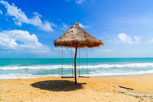 Schaukel am Strand mit Ozean Meer und blauem Himmel Hintergrund