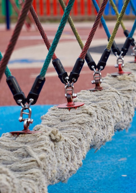 Foto schaukeln auf dem spielplatz