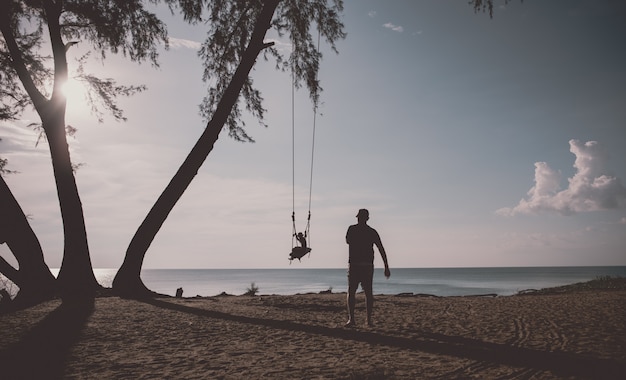 Schaukeln Sie am Strand