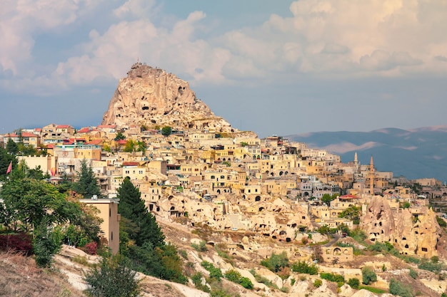 Schaukeln Sie geschnitzte Häuser in Pigeon Valley, Uchisar, Cappadocia, die Türkei
