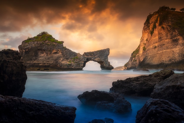 Schaukeln Sie in den Ozean in Atuh-Strand auf Insel Nusa Penida, Indonesien. Sonnenaufgang