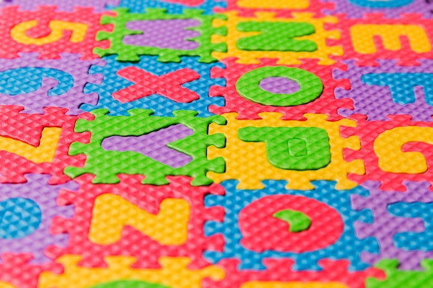 Foto schaum puzzle buchstaben in großbuchstaben