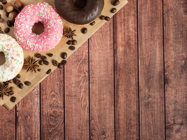 Schaumgummiringe liegen auf den Papierkaffeebohnen auf hölzerner rustikaler Oberfläche