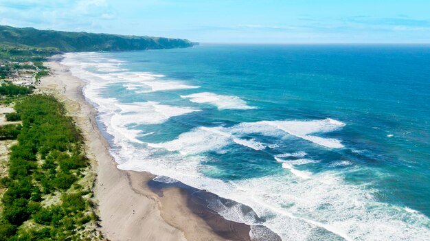 Schaumige Wellen am Strand von Nusa Dua