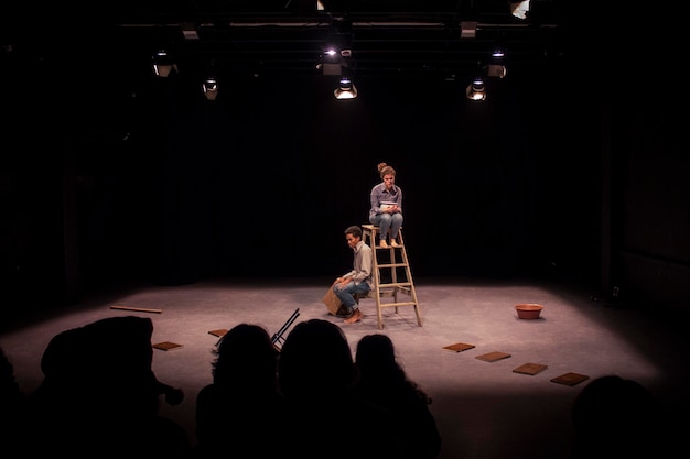 Schauspieler proben auf der Bühne