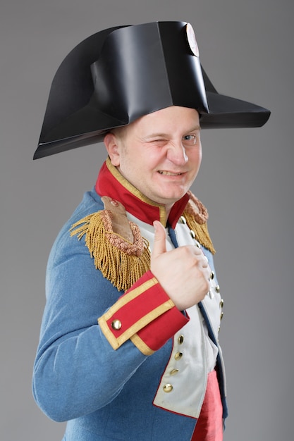 Schauspieler verkleidet als Napoleon.