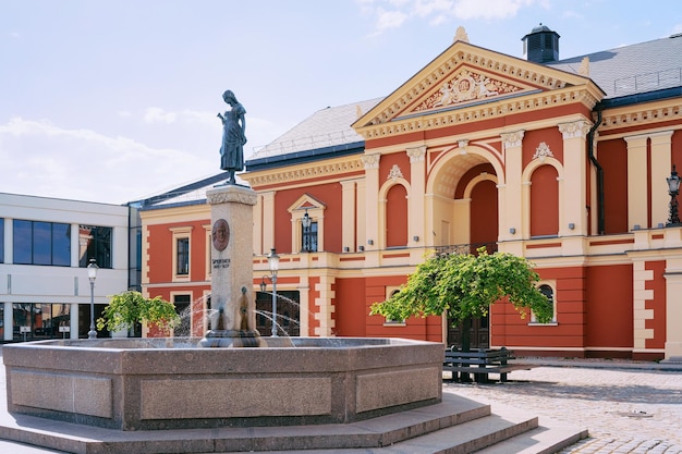 Schauspielhaus im Zentrum der Altstadt von Klaipeda in Litauen, osteuropäisches Land an der Ostsee