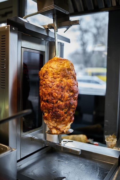 Schawarma-Lamm am Spieß Streetfood Döner Kebab am Drehspieß Ein Streetfood der Türkei