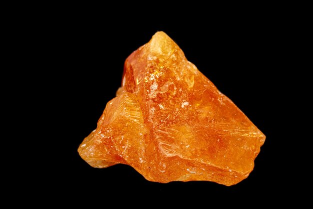 Scheelita de piedra mineral macro sobre un fondo negro