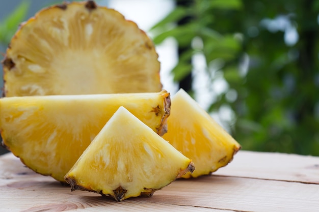 Scheibe Ananas auf dem Tisch.