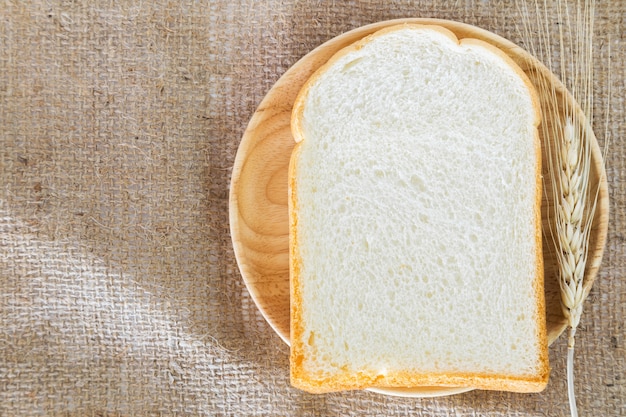 Scheibe brot auf Sackleinenhintergrund