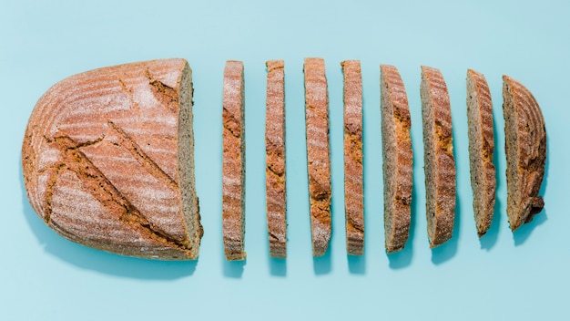 Scheibe brot mit farbigem hintergrund