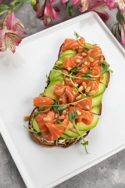 Scheibe Brot mit Lachs und Avocado