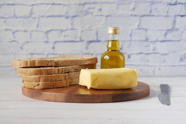 Scheibe Butter und Vollkornbrot auf Schneidebrett