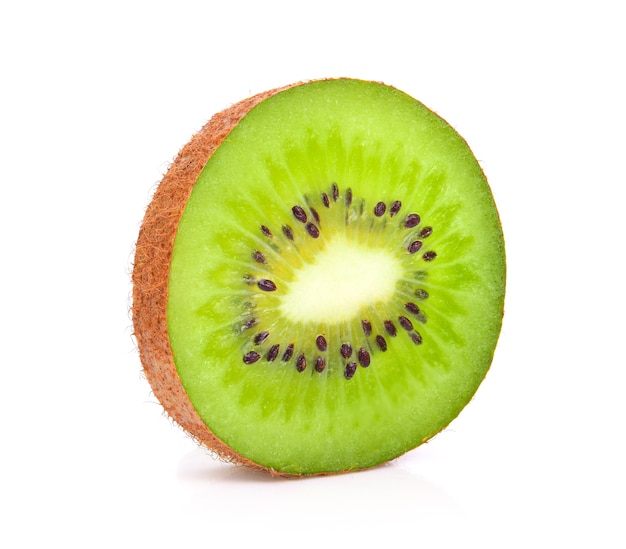 Scheibe der frischen Kiwifrucht getrennt auf weißem Hintergrund