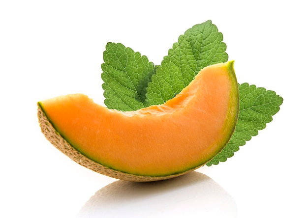 Scheibe der japanischen Melonen, der orange Melone oder der Kantalupenmelone mit den Samen lokalisiert auf weißem Hintergrund