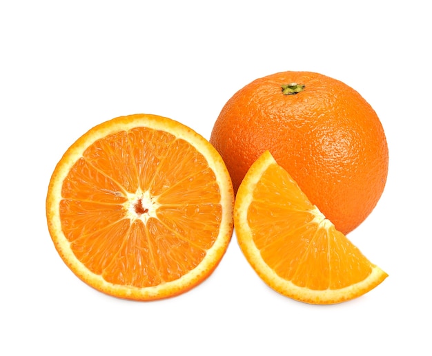 Scheibe der orange Frucht getrennt auf Weiß