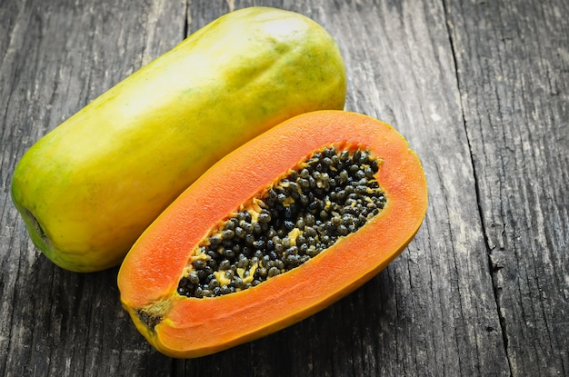 Scheibe der reifen Papayas auf Holztisch