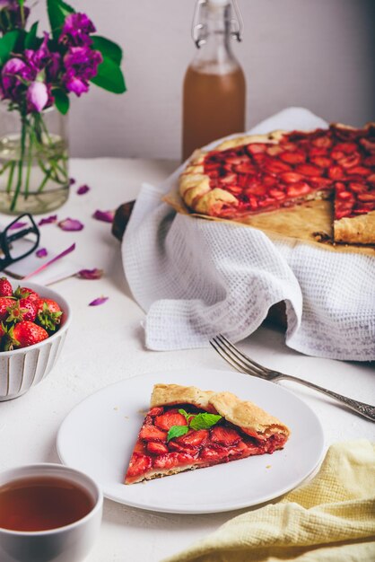 Scheibe der vegetarischen Erdbeer Galette auf Platte