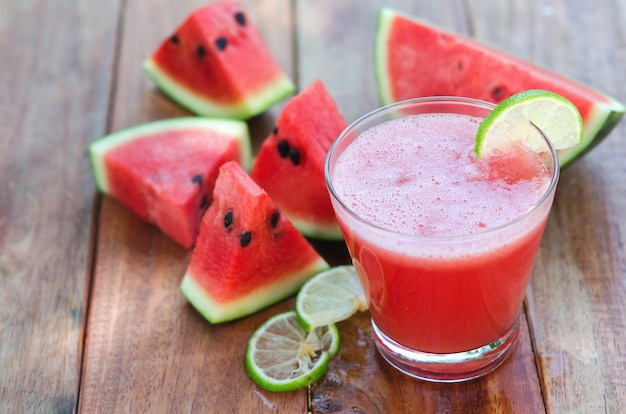 Scheibe der Wassermelone für Smoothies mit Kalk auf Holzhintergrund