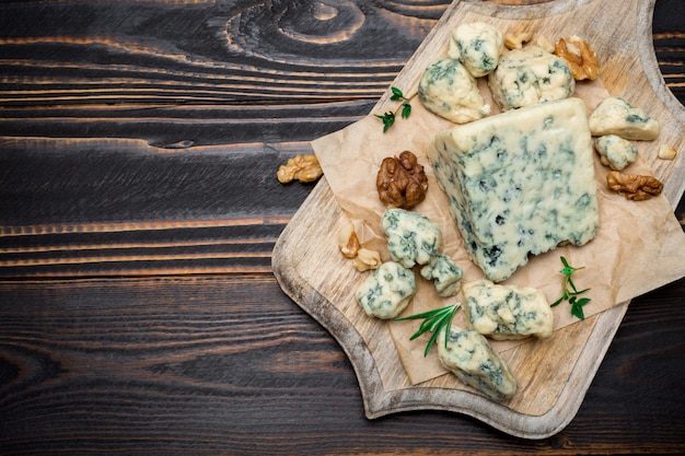 Scheibe französischer Roquefortkäse auf Holzbrett