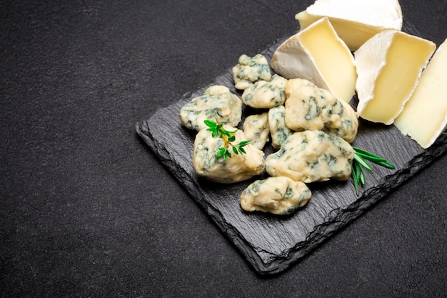 Scheibe French Roquefort und Brie auf Steinbrett