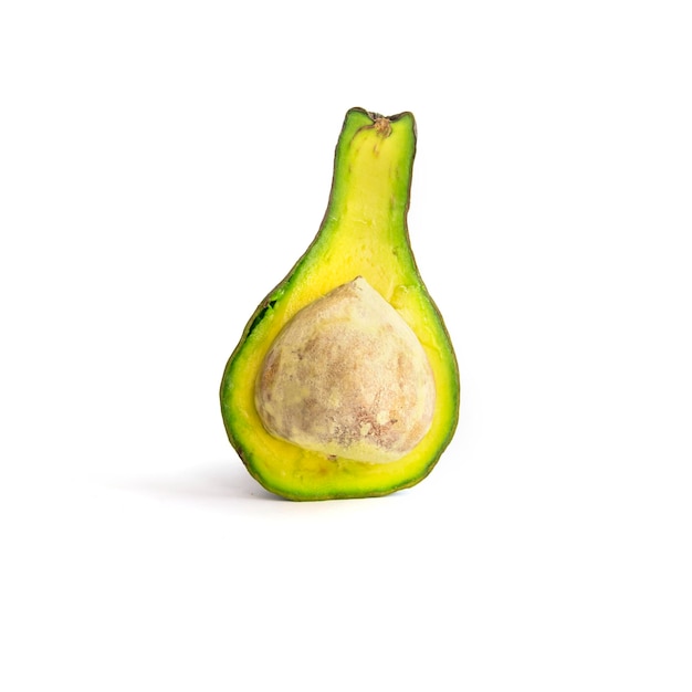 Scheibe frische grüne Avocado isoliert auf weißem Hintergrund