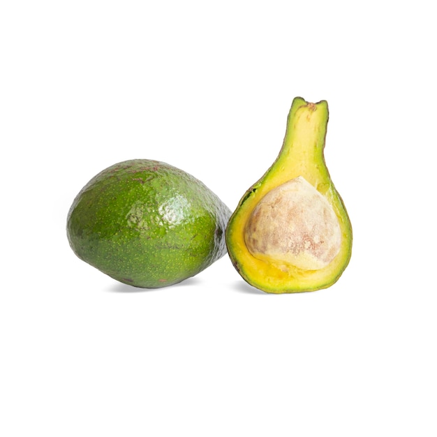Scheibe frische grüne Avocado isoliert auf weißem Hintergrund