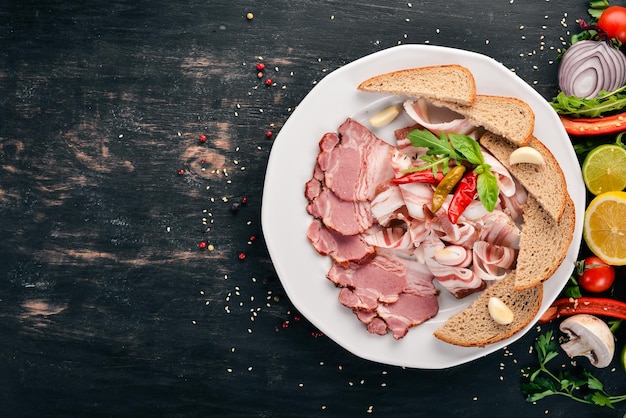 Scheibe geräuchertes Fleisch auf einem Teller Auf einem hölzernen Hintergrund Ansicht von oben Kopieren Sie Platz