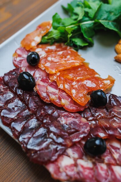 Scheibe getrocknetes Fleisch mit Gemüse leckere Snacks aus Schinken Prosciutto Fleischplatte