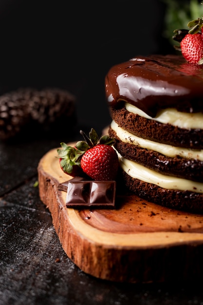 Scheibe hausgemachten Schokoladenkuchen mit leckeren Erdbeeren auf dem Tisch