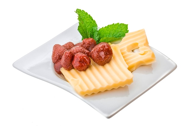 Scheibe Käse mit Erdbeere und Minze