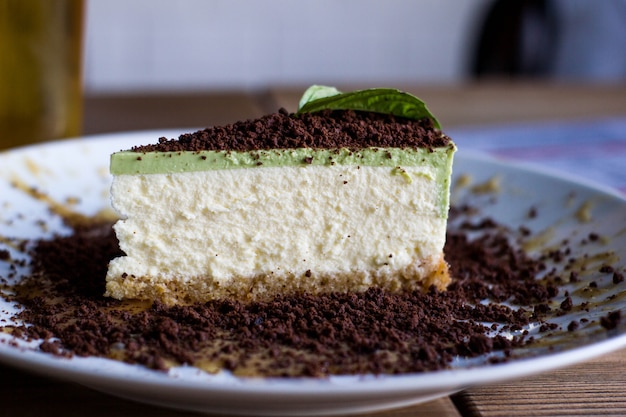 Scheibe Käsekuchen auf der Platte.