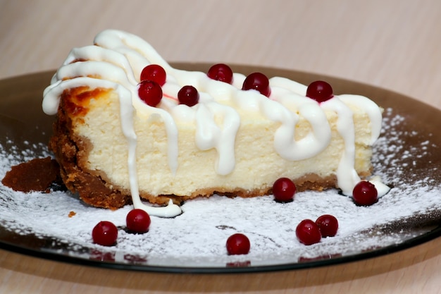 Scheibe Käsekuchen auf der Platte