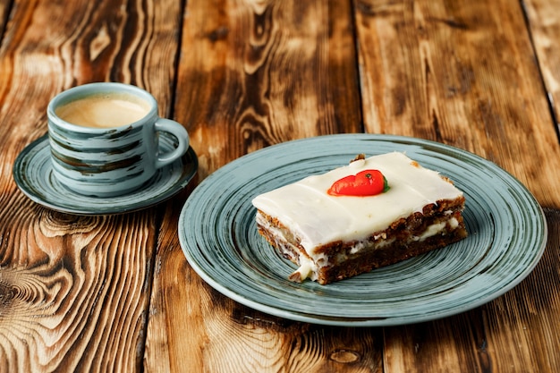 Scheibe Karottenkuchen auf grünem Teller hautnah