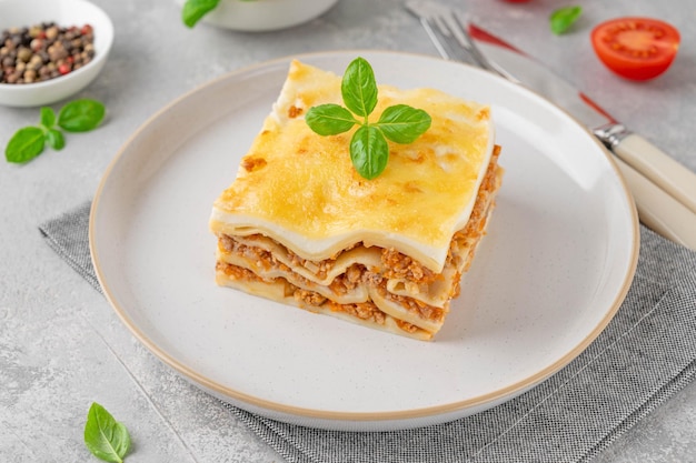 Scheibe Lasagne Bolognese mit Fleischsoße und Bechamel mit geschmolzenem Käse Italienische Küche Kopieren Sie Platz