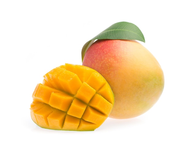 Foto scheibe mango mit blatt isoliert auf weißem hintergrund