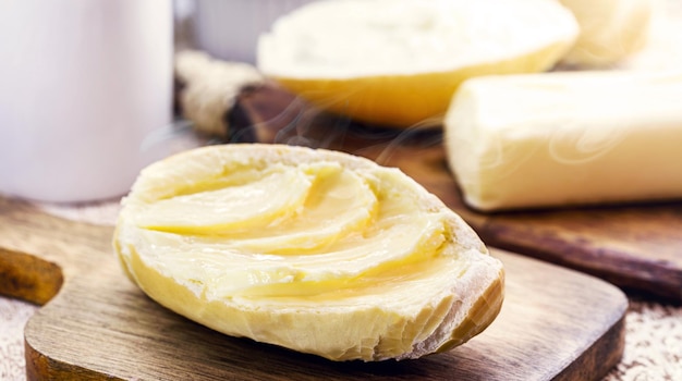 Scheibe Salzbrot geschnitten mit Butter genannt französisches Brot in Brasilien Brasilianische Tradition