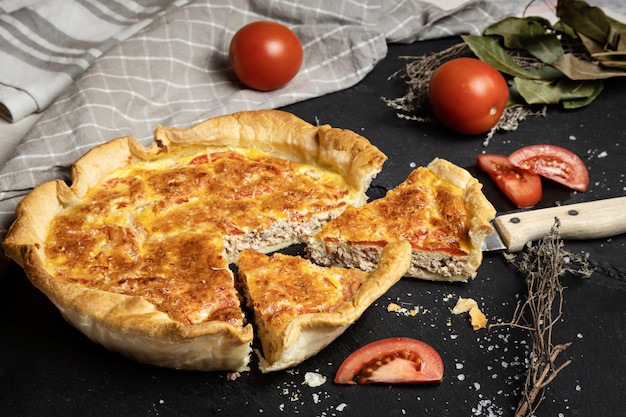 Scheibe Thunfischquiche mit Tomaten