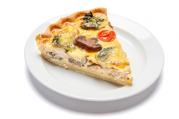 Scheibe traditionelle hausgemachte Spinat-Hähnchen-Quiche-Torte oder Torte auf Teller