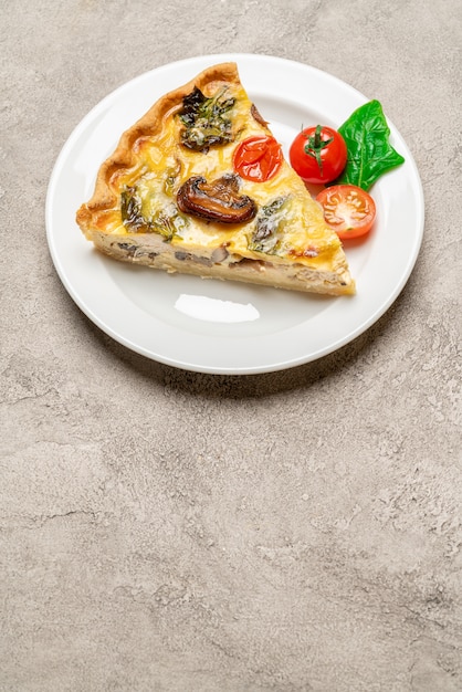 Scheibe traditionelle hausgemachte Spinat-Hähnchen-Quiche-Torte oder Torte auf Teller