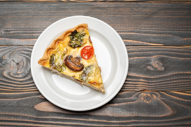 Scheibe traditionelle hausgemachte Spinat-Hähnchen-Quiche-Torte oder Torte auf Teller