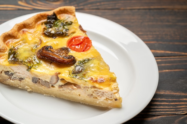 Scheibe traditionelle hausgemachte Spinat-Hähnchen-Quiche-Torte oder Torte auf Teller