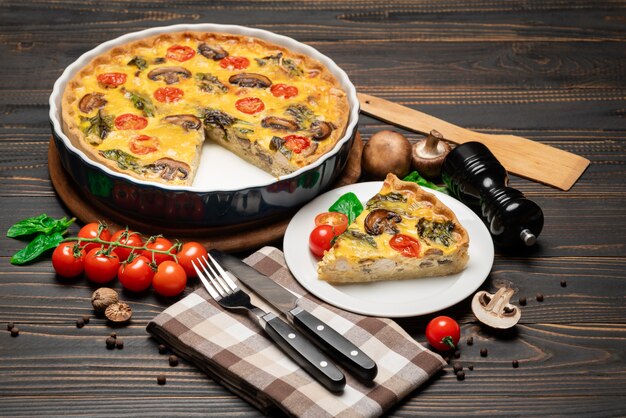 Scheibe traditionelle hausgemachte Spinat-Hähnchen-Quiche-Torte oder Torte auf Teller