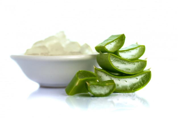 Scheiben Aloe Vera Blätter und Aloe Vera Gel. Aloe Vera ist ein sehr nützliches Kräutermedikament für die Hautpflege und Haarpflege.