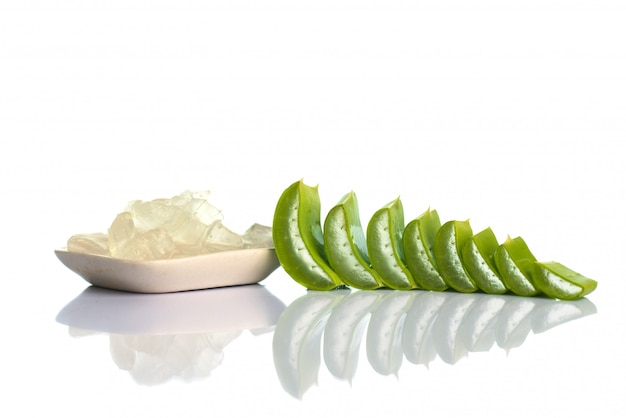 Scheiben Aloe Vera Blätter und Aloe Vera Gel. Aloe Vera ist ein sehr nützliches Kräutermedikament für die Hautpflege und Haarpflege.